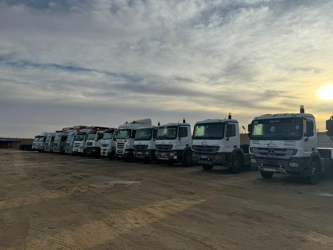 Convoi de camions logistiques dans un port ouest-africain
